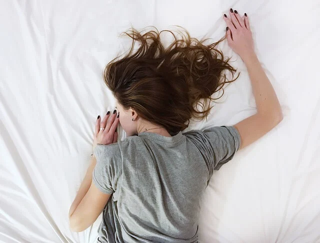 A Posição de Dormir: Influências para a Saúde e Revelações Sobre o Comportamento 4 Dormir de Bruços